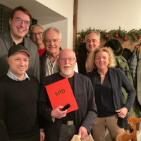 Vorne rechts Astrid Enderl, links Alexander Irmisch Hinten von links Sebastian Koch, Martin Firmkäs, Bruno Lehmeier und Dr. Thomas Burger